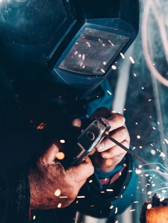 Operaio al lavoro — indennizzo per ex dipendenti di aziende fallite